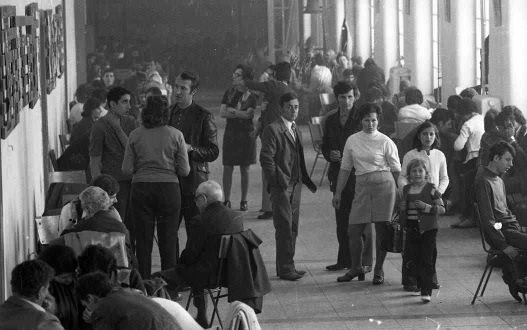 Fotó: Urbán Tamás: Művelődésügyi Minisztérium 2. sz. Fiúnevelő Intézetének folyosója látogatási időben, Aszód, 1973 © fortepan.hu