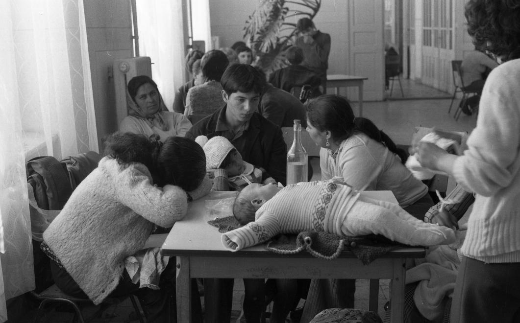 Fotó: Urbán Tamás: Művelődésügyi Minisztérium 2. sz. Fiúnevelő Intézetének folyosója látogatási időben, Aszód, 1973 © fortepan.hu