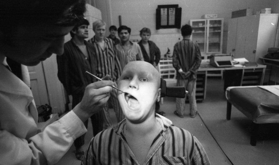 Fotó: Urbán Tamás: Művelődésügyi Minisztérium 2. sz. Fiúnevelő Intézet, orvosi rendelő, Aszód, 1973 © fortepan.hu