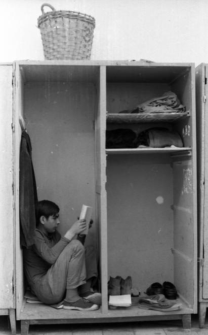 Fotó: Urbán Tamás: Művelődésügyi Minisztérium 2. sz. Fiúnevelő Intézet, hálókörlet előtere, Aszód, 1973 © fortepan.hu