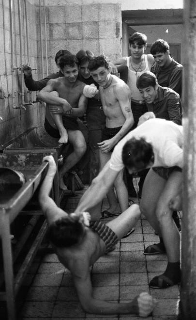 Fotó: Urbán Tamás: Művelődésügyi Minisztérium 2. sz. Fiúnevelő Intézet, ökölharc a mosdóban, Aszód, 1973 © fortepan.hu