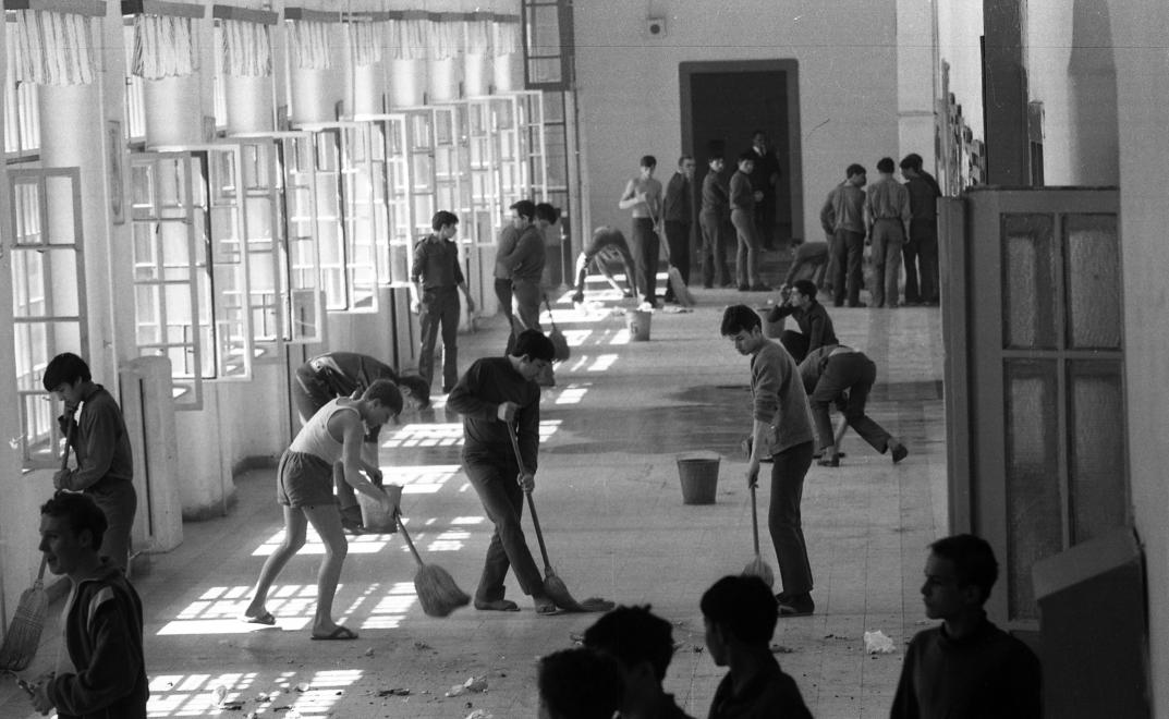 Fotó: Urbán Tamás: Művelődésügyi Minisztérium 2. sz. Fiúnevelő Intézetének folyosója, körlet takarítás, Aszód, 1973 © fortepan.hu