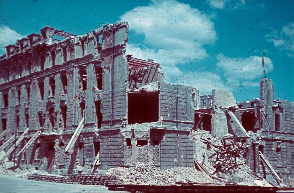 Fotó: Budai Vár, Dísz tér 1-2., a Külügyminisztérium romos épülete, 1945 © Fortepan/Schermann Ákos