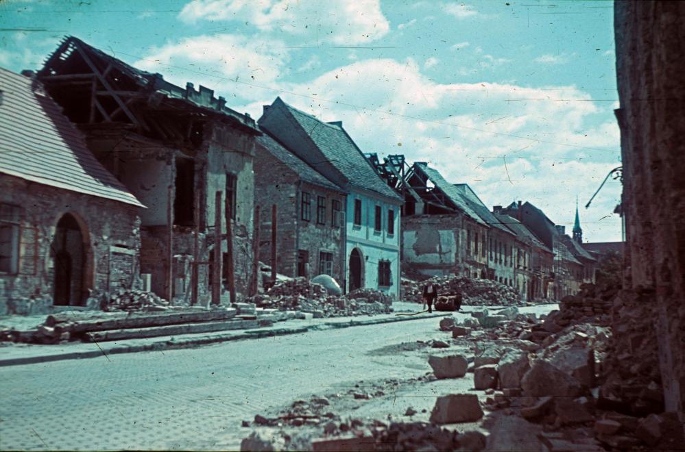 Fotó: Budai Vár, Fortuna utca a Kard utca felől nézve, 1945 © Fortepan/Schermann Ákos