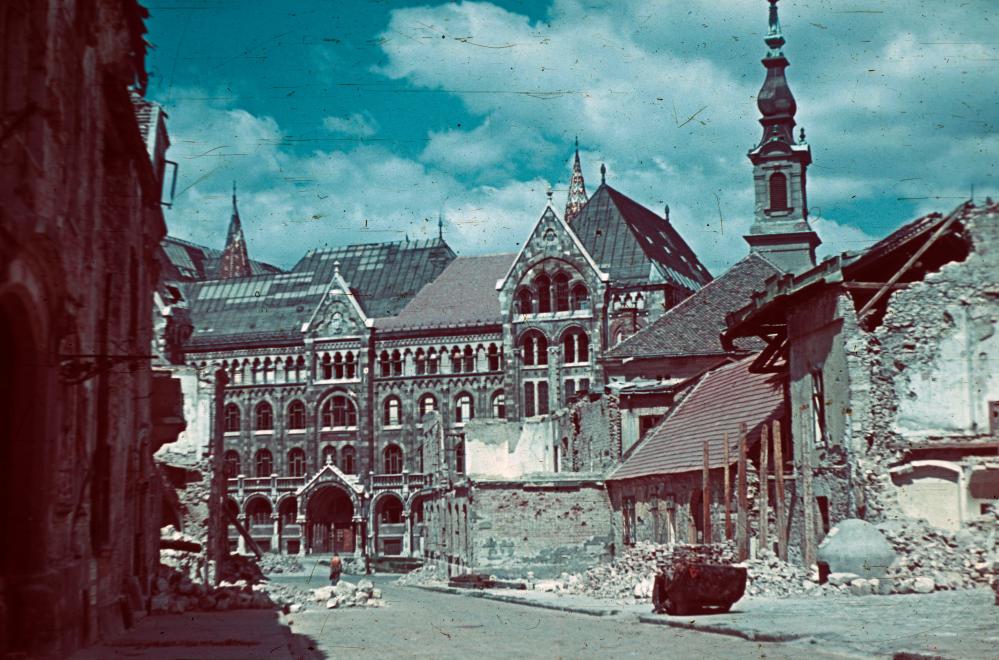 Fotó: Budai Vár, Fortuna utca a Bécsi kapu tér felé nézve, szemben a Magyar Országos Levéltár épülete, 1945 © Fortepan/Schermann Ákos