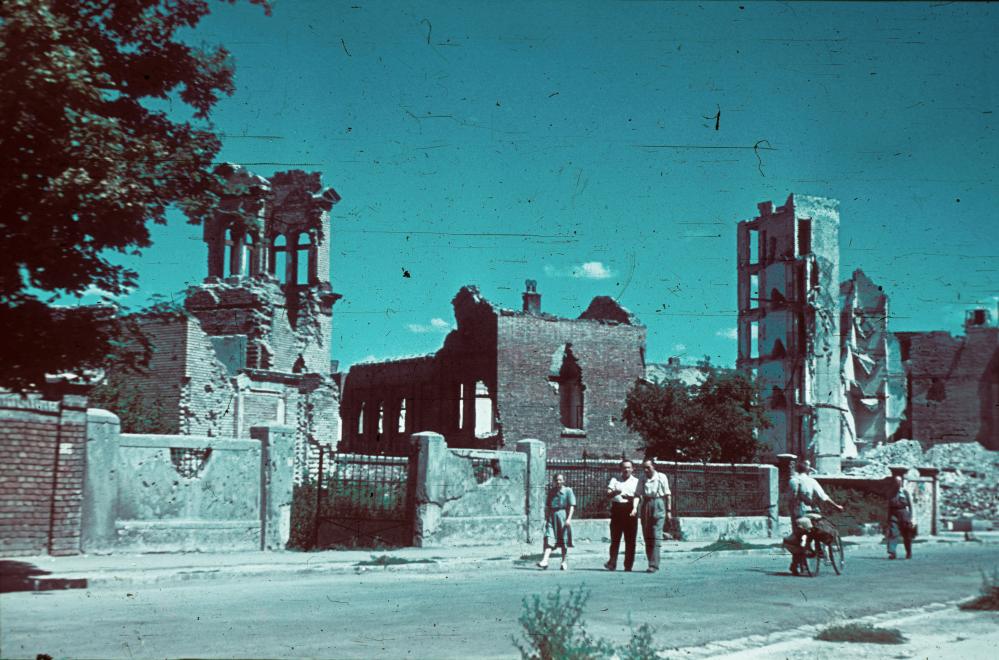 Fotó: A Csörsz utca Alkotás utca és Győri út közötti szakasza. Balra a Vöröskereszt Erzsébet Kórházának lerombolt kápolnája, 1945 © Fortepan/Schermann Ákos