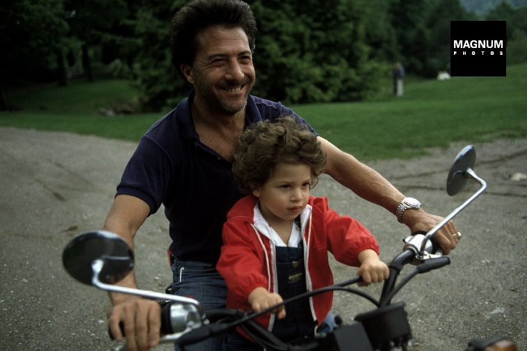 Fotó: Inge Morath: Dustin Hoffman és fia Jake, Connecticut, Roxbury, 1983 © Inge Morath/Magnum Photos