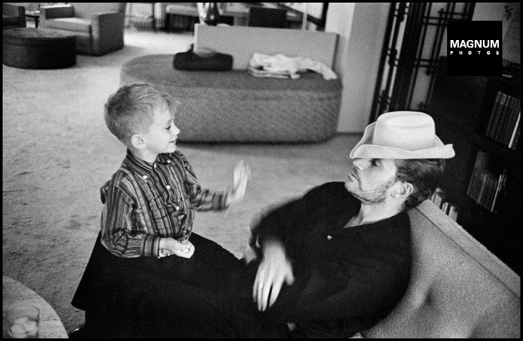 Fotó: Inge Morath: Charlton Heston és fia, Hollywood, California. 1959 © Inge Morath/Magnum Photos
