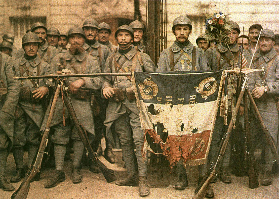 Fotó: Léon Gimpel: 1914. július 14-én Párizsban a 114. gyalogság katonái © Wikimedia Commons