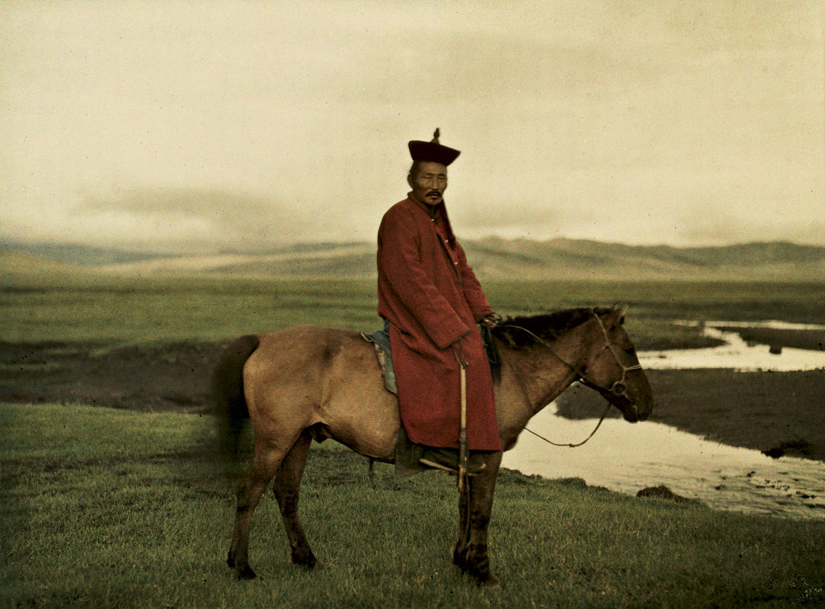 Fotó: Stéphane Passet: Buddhista láma (Jalkhanz Khutagt Sodnomyn Damdinbazar ?) Mongóliában, Ulánbátor közelében, 1913. július © Wikimedia Commons