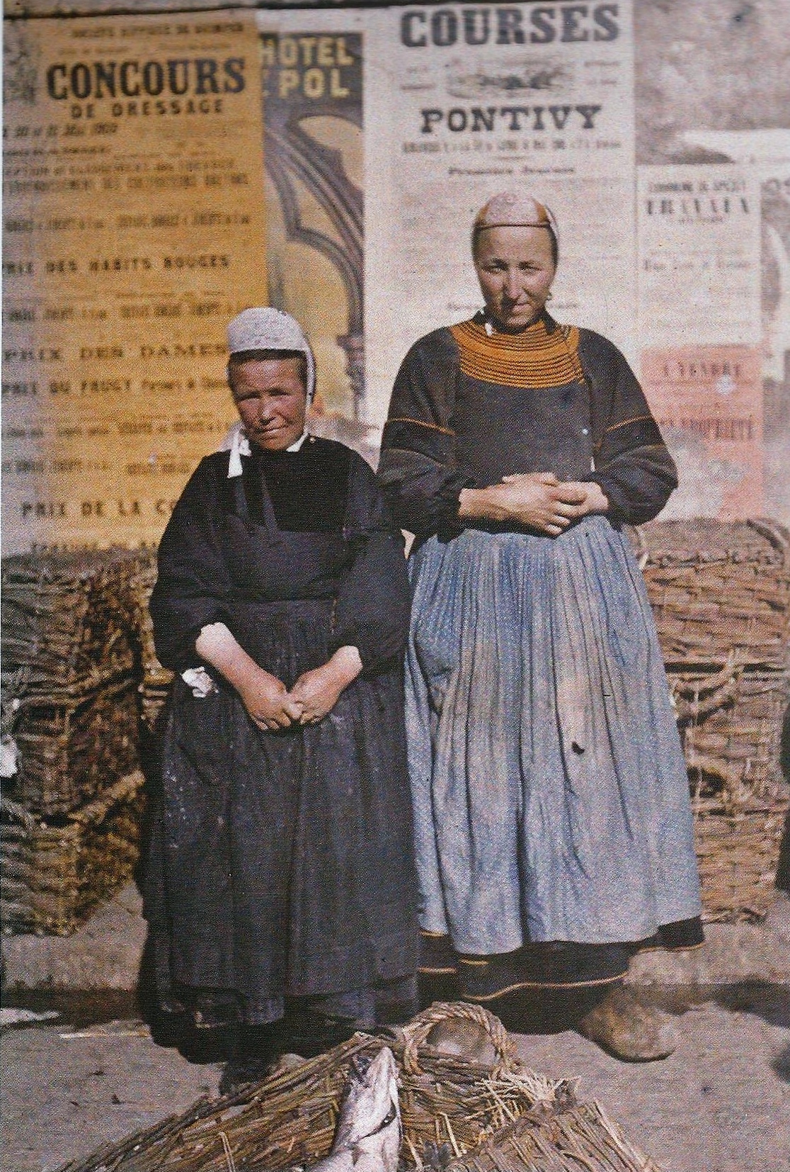 Fotó: Léon Gimpel: Pont-l‘Abbé-i nők, 1909 © Wikimedia Commons