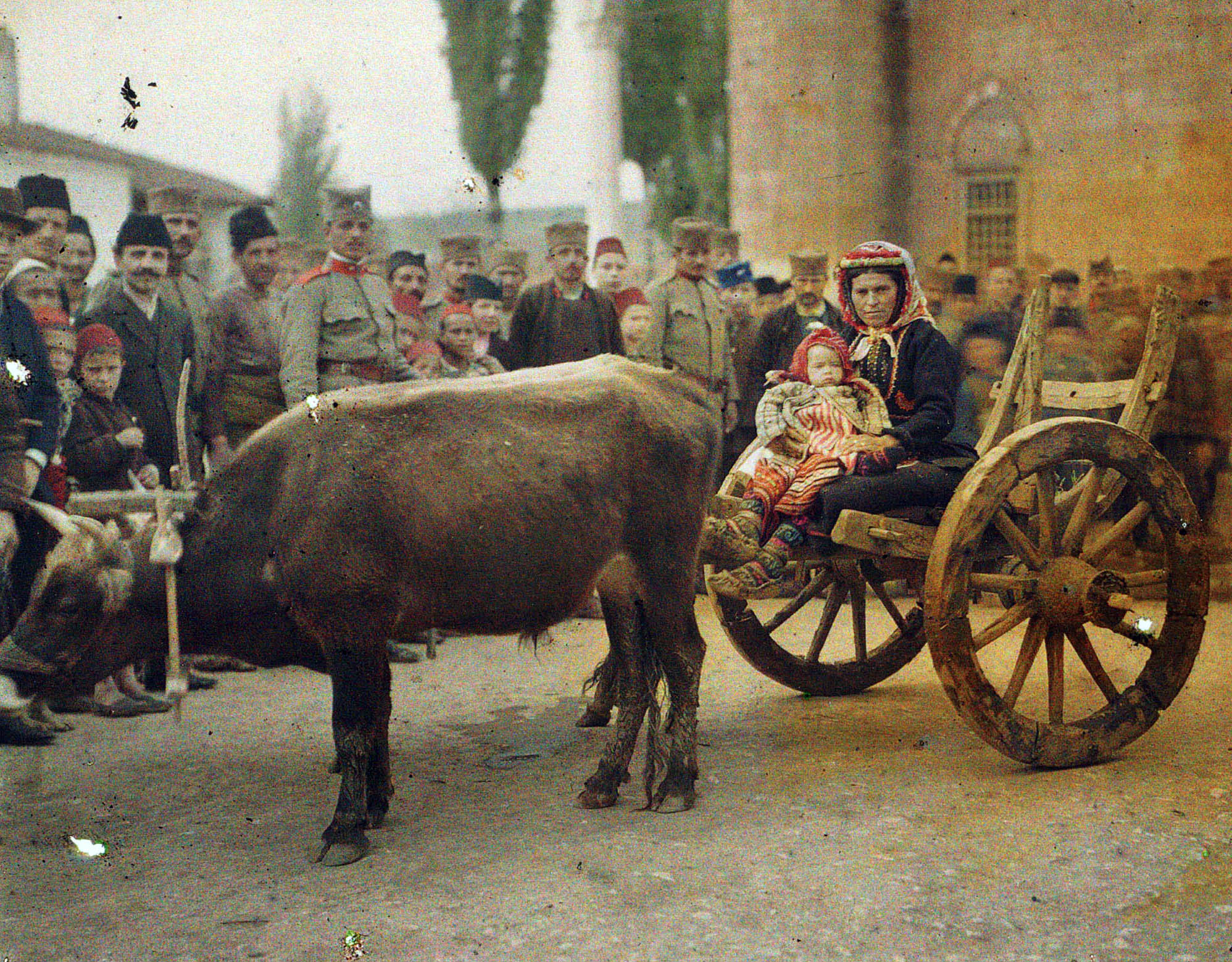 Fotó: Stéphane Passet: Szerb katonák és falusiak, Pristina, 1913. július © Wikimedia Commons