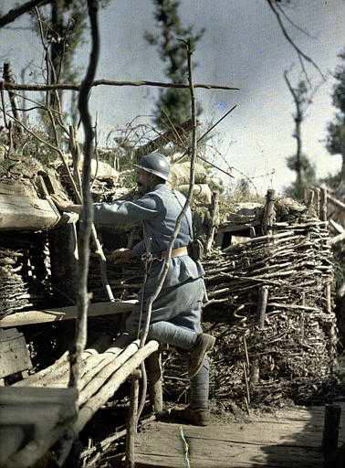 Fotó: Paul Castelnau: Francia katona megfigyelő árokban, Hirtzbach Woods, Haut-Rhin, Franciaország, 1917 © Wikimedia Commons