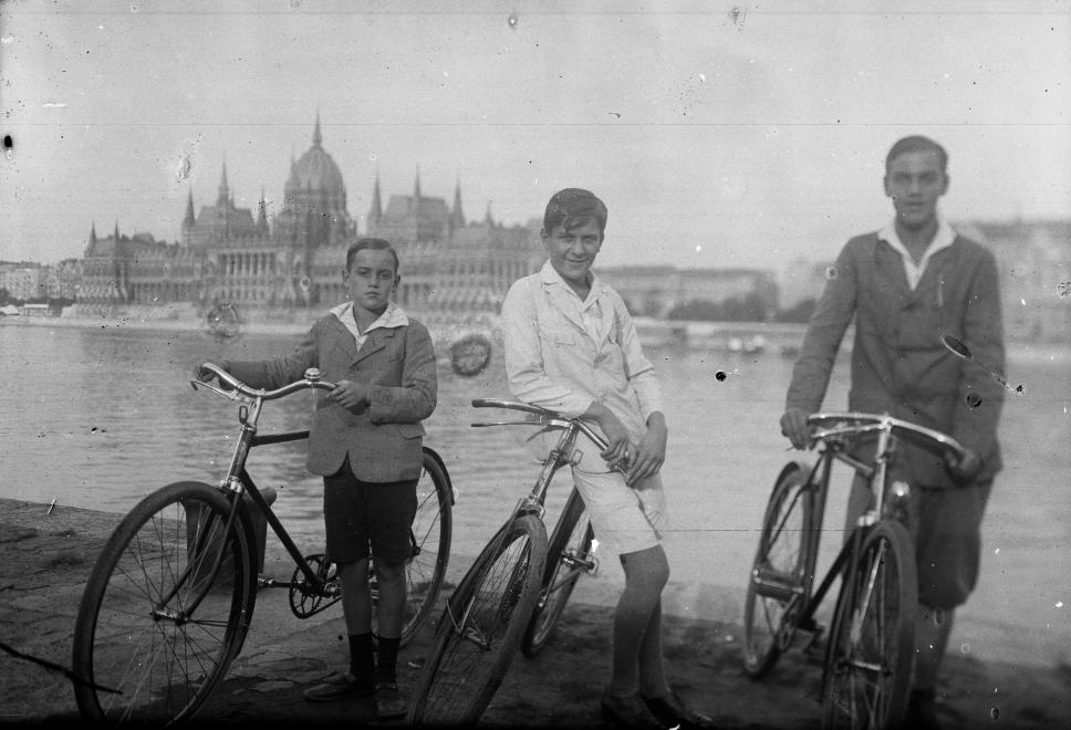 Fotó: Budapest, budai alsó rakpart, háttérben a Parlament, 1932 © fortepan.hu