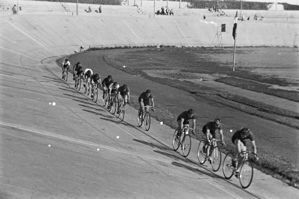 Fotó: Budapest, Szabó József utca, Millenáris pálya, a magyar kerékpáros körverseny (Tour de Hongrie) zárónapja 1949. július 1-én. © fortepan.hu/Kovács Márton Ernő