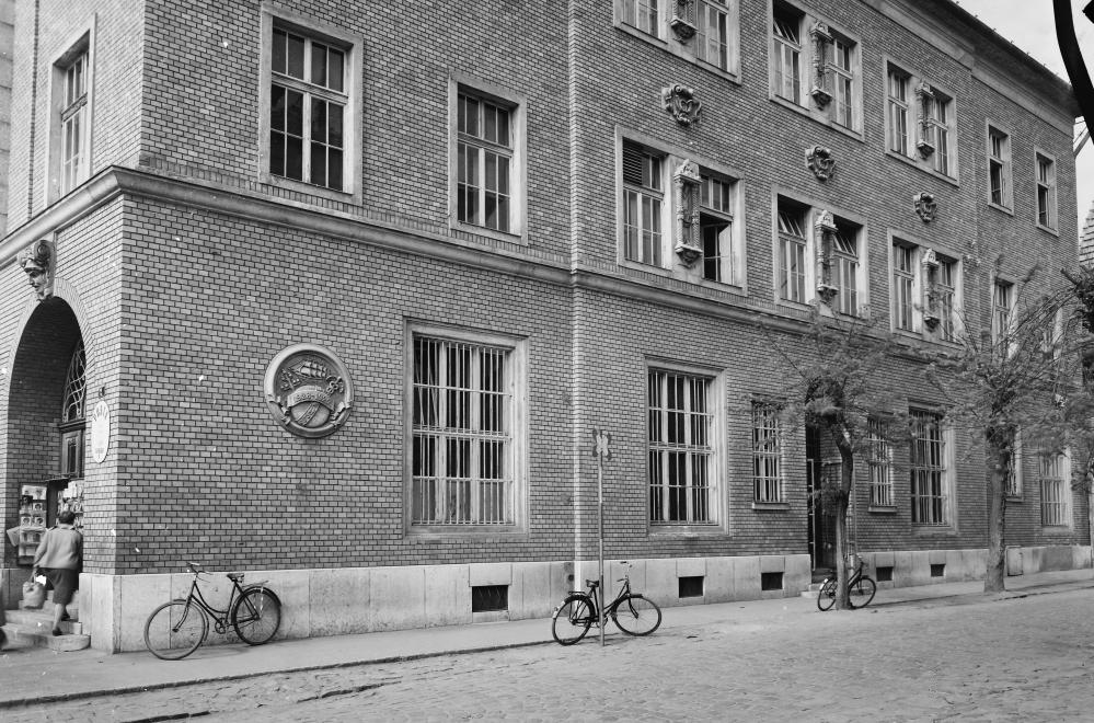 Fotó: Cegléd,  a Kossuth Ferenc utcai Postapalota Gubody utcai homlokzata. 1963 © fortepan.hu/UVATERV
