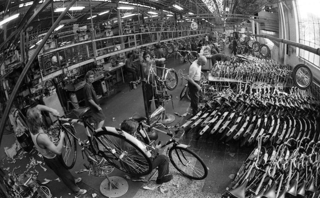 Fotó: Urbán Tamás: Csepeli Kerékpár- és Varrógépgyár, kerékpárgyártó üzem. 1976 © fortepan.hu