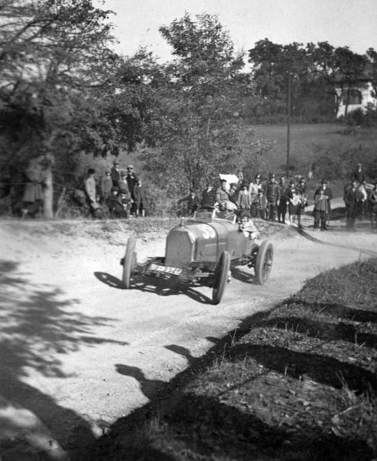 Fotó: Hans Stuck Austro-Daimler versenyautóval az 1928-as svábhegyi verseny edzésén, 1928 © Szávoszt-Vass Dániel/Fortepan