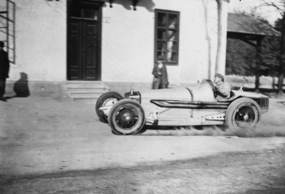 Fotó: Diana út, a Fogaskerekű Svábhegy megállója. Steyr versenyautó az 1928-as svábhegyi verseny edzésén, 1928 © Fortepan