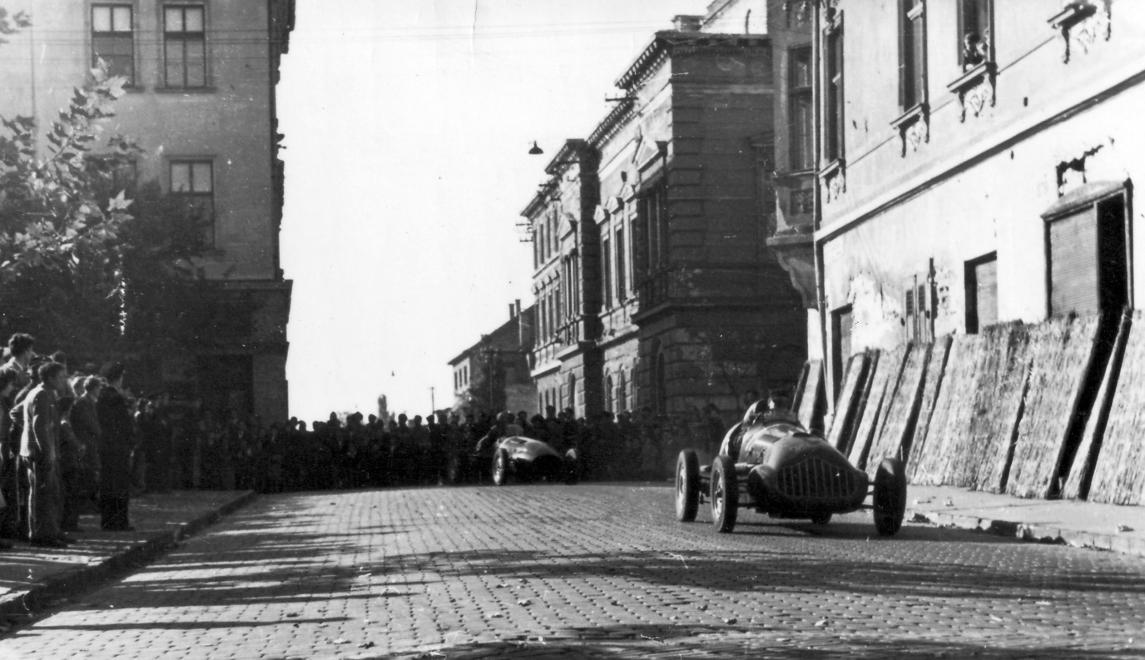 Fotó:  Székesfehérvár, Vörösmarty szinház, az Országzászló tér felől nézve, 1954 © Négyesi Pál/Fortepan