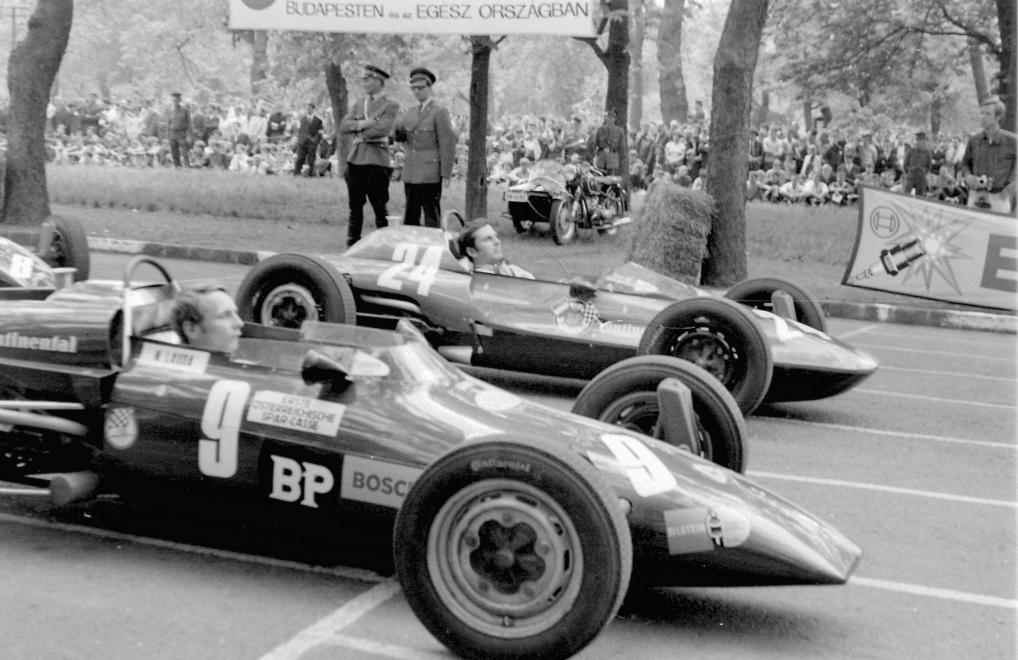 Fotó: Urbán Tamás: Formula Vee autóverseny. A 9-es rajtszámú Kaimann Mk IV típusú versenyautóban Niki Lauda, 1969 © Fortepan