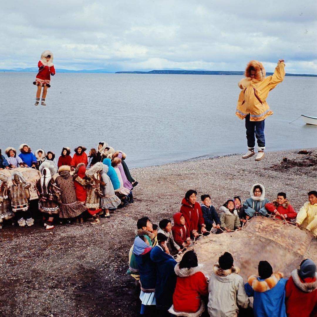 Fotó: Ralph Crane: Alaszkai őslakosok tradicionális játéka a ‘nulukatuk‘, Point Hope, Alaszka, 1965 © The LIFE Picture Collection/Getty Images