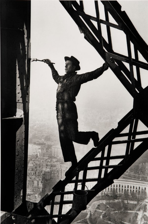 Fotó: Marc Riboud: Painter on the Eiffel Tower, Paris, 1953 © Marc Riboud