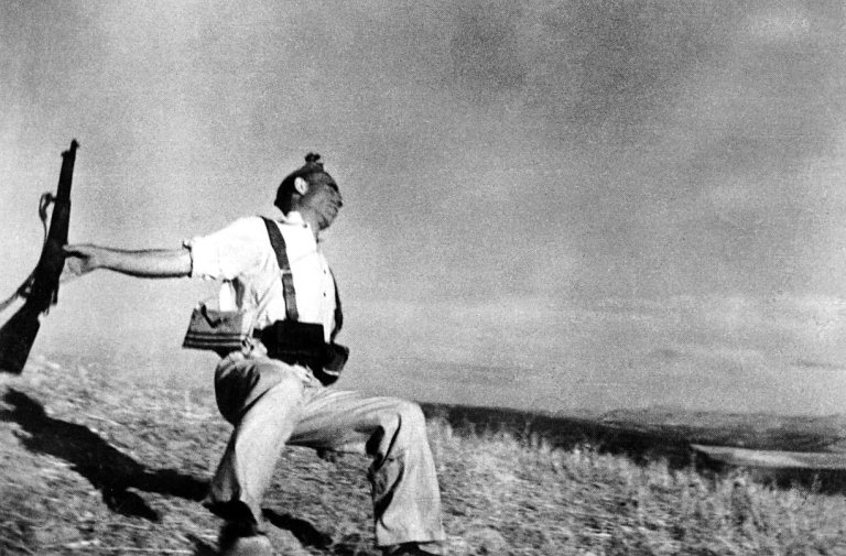 Fotó: Robert Capa: Loyalist Militiaman at the Moment of Death, Cerro Muriano, September 5, 1936 © ICP/Magyar Nemzeti Múzeum