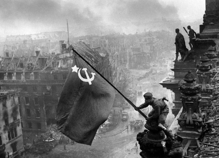 Fotó: Jevgenyij Haldej: The Flag of Victory, 1945 © Collection Ernst Volland and Heinz Krimmer, Leica Camera AG 