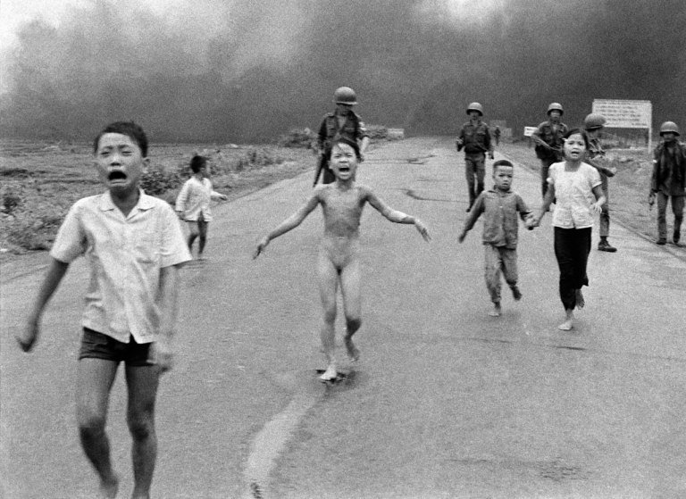 Fotó:Nick Út: The Associated Press: Napalm attack in Vietnam, 1972 © Nick Út/AP/ Leica Camera AG 