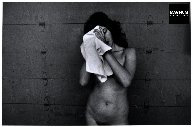 Fotó: Susan Meiselas:Essex Junction, Vermont. Lena az előadása után, 1973 © Susan Meiselas/Magnum Photos