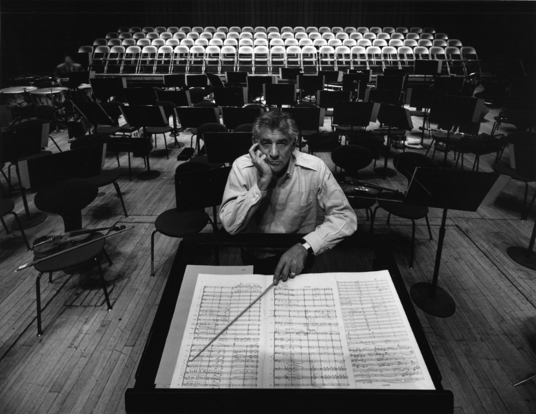 Leonard_Bernstein,_Philharmonic_Hall,_New_York,_1968.jpg