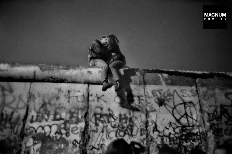 Fotó: Guy Le Querrec: Berlin, 1989. december 31. vasárnap éjjel © Guy Le Querrec/Magnum Photos