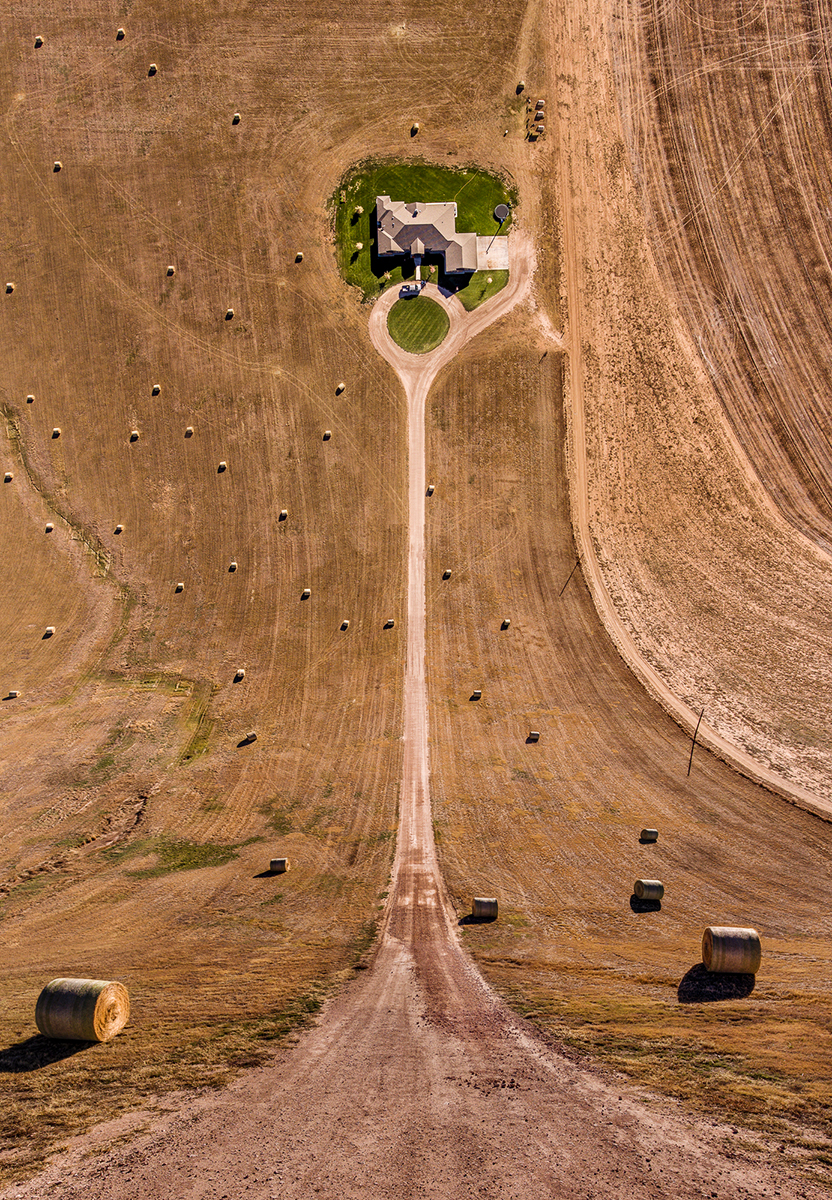 Fotó: Aydın Büyüktaş: Farm with Bales, Részlet a Síkföld című sorozatból © Aydın Büyüktaş