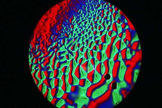 Párolgó kloroform felszínének színszűrő-réses Schlieren-felvétele<br />Fotó: Ny. Prof. Andrew Davidhazy/Dávidházy András, RIT<br />