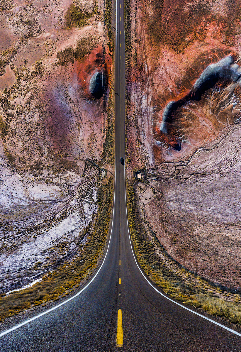 Fotó: Aydın Büyüktaş: Red Hills on the Road, Részlet a Síkföld című sorozatból © Aydın Büyüktaş