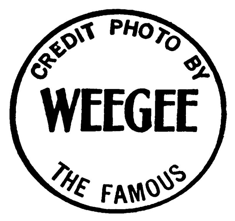 A fotográfus a negyvenes évek végétől a legtöbb fényképének hátoldalát „Weegee a híres” bélyegzővel látja el.
