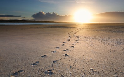 foot-prints-on-sand-beach-260nw-1215845194_2.jpg