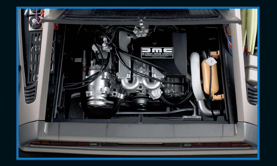 A motorháztető a modell az eredeti DeLorean PRV V6-os motorjának másolatát rej