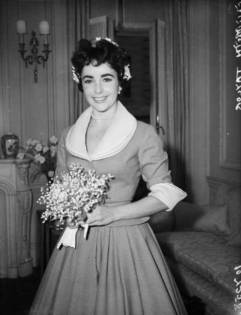 1466284017-1466198235-1952-elizabeth-taylor-and-michael-wilding-wedding-dress.jpg