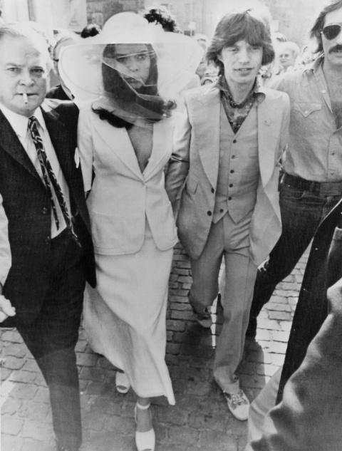 1466284085-1466198305-1971-bianca-jagger-and-mick-jagger-wedding-dress.jpg