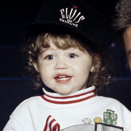 1994 - Itt 2 éves volt Miley