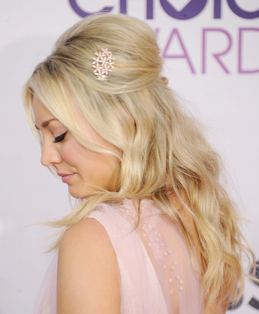 Kaley-Cuoco-added-pretty-pin-her-minibeehive-when-she-hosted-2013-People-Choice-Awards.jpg