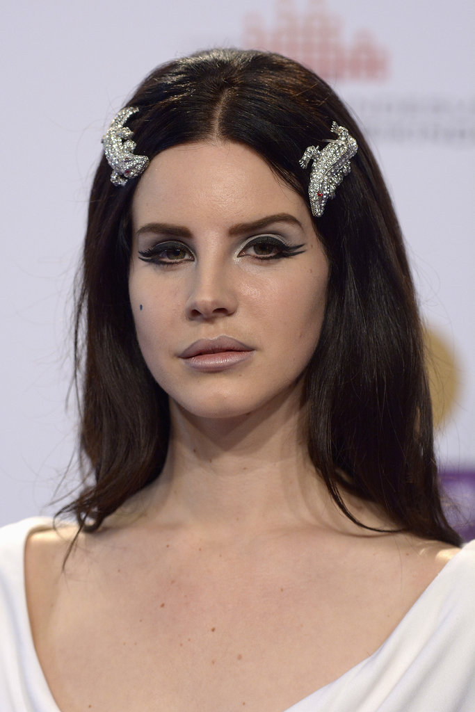 takes-guts-pull-off-giant-lizard-shaped-hair-pieces-Lana-Del-Rey-gave-go-her-60s-style-look-2013-Echo-Awards.jpg