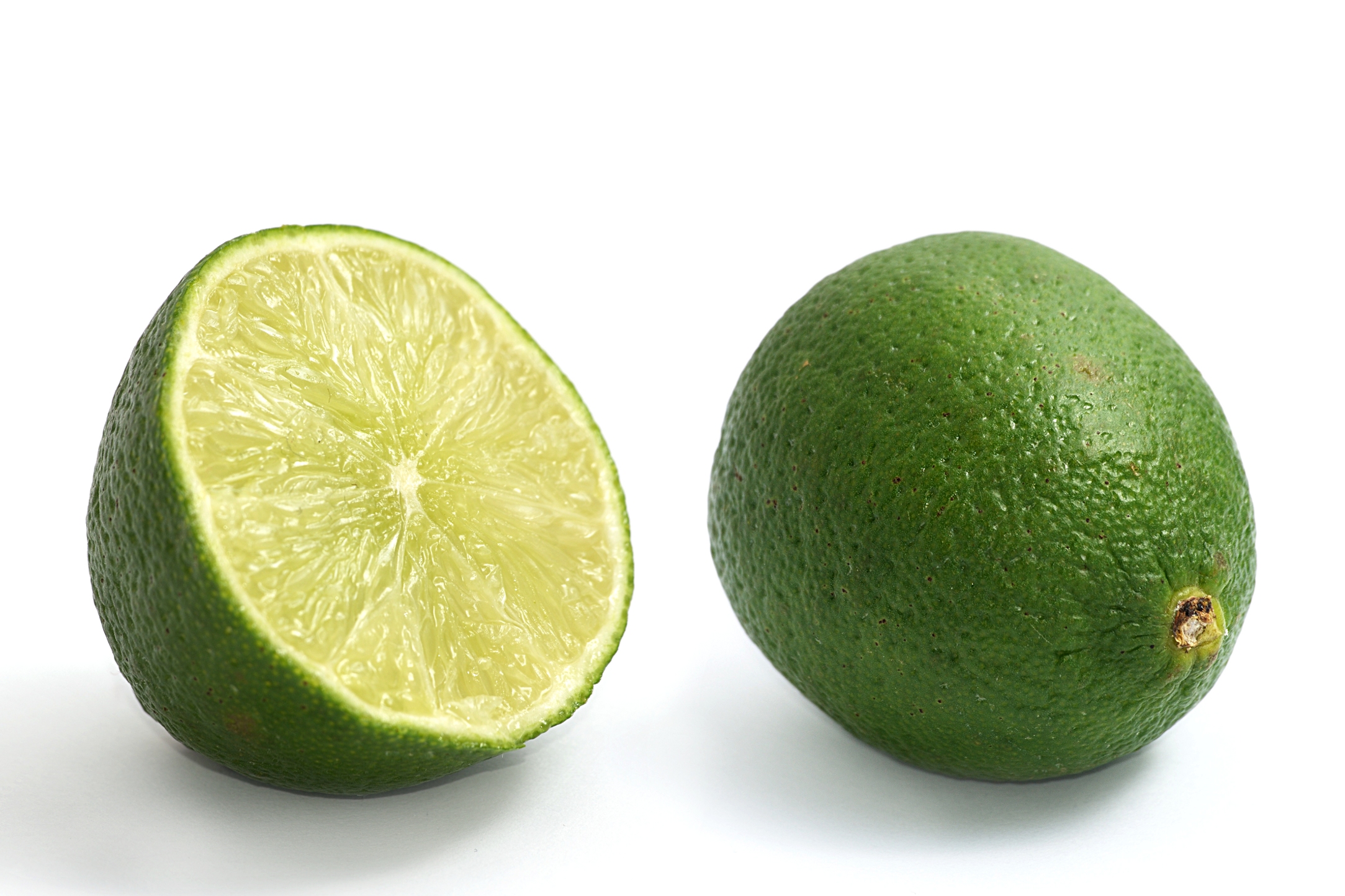 Limes_whole_and_halved.jpg