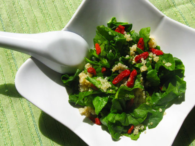 Spenótos quinoa