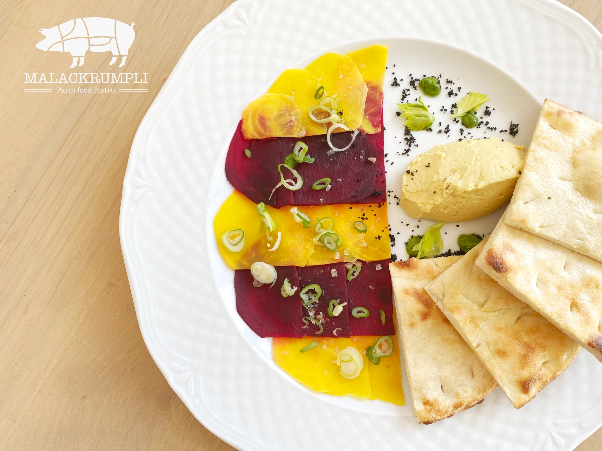 Cékla carpaccio, sárgaborsó hummus, Házi lepény