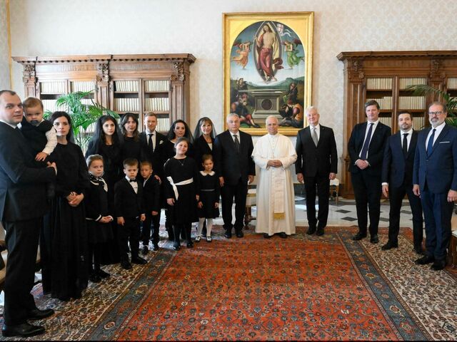 Adams Family (Vatikán) - Kötelező a fekete gyászruha és a fekete fátyol?