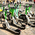 Prágában betiltják a bérelhető elektromos rollereket