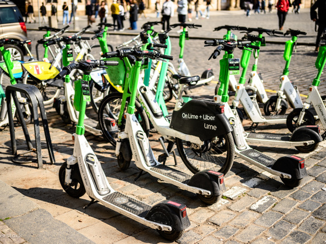Prágában betiltják a bérelhető elektromos rollereket